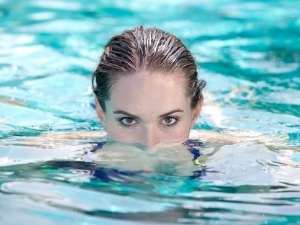 수영하는 여성