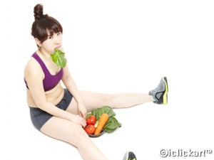 당근,토마토,채소를먹고있는여자