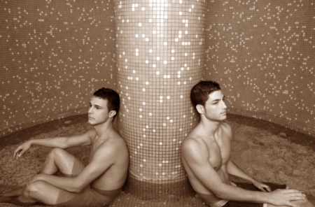 목욕탕 탕속에 있는 남성 두 명