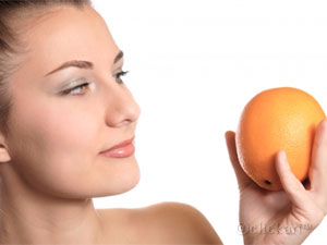 오렌지(모공)를바라보고있는여성