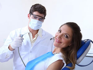 치과진료실에 있는 여성환자와 남자의료진_스케일링 시 치아가 깎여 치아 사이가 벌어진다고 오해하는 경우가 있는데, 스케일링을 하는 스케일러라고 하는 기구는 미세한 초음파 진동을 이용해 치석을 떨어뜨리는 원리이므로 치아가 삭제되지는 않는다.