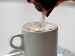 커피에설탕을넣는모습