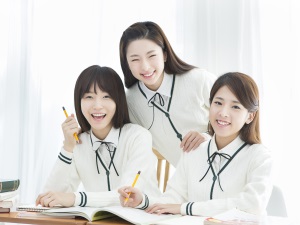 웃고 있는 세 여학생