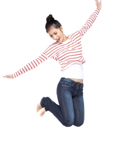 활짝 웃으며 점프하는 여성