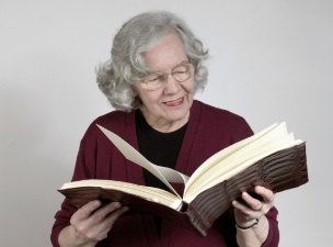 돋보기를 쓰고 책을 읽고 있는 할머니