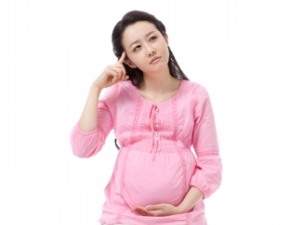 고민하고 있는 임산부