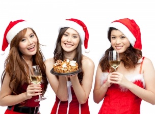 산타 모자를 쓰고 파티를 즐기는 여자들