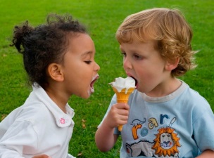 아이스크림을 먹는 아이들