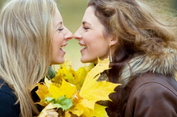 낙엽을 들고 웃고 있는 여자들