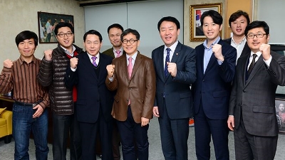 김철관 회장과 박창식 의원 대담 후 기념 촬영