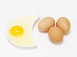 날달걀과 그릇에 담긴 달걀