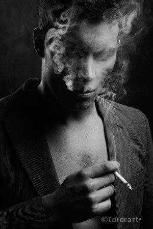 어두운배경에서담배를피고있는남자