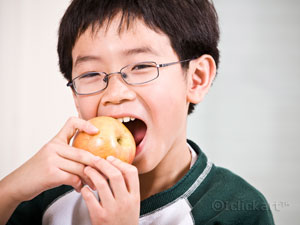안경을쓴남자어린이가사과를먹고있는모습
