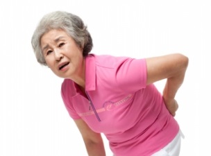 허리 통증을 호소하는 여성 노인