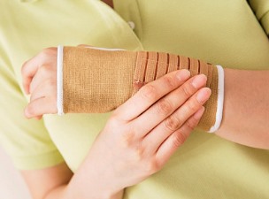손목 통증을 호소하는 여성