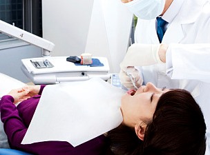 치과 치료를 받는 여성