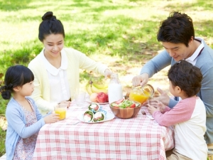 봄나들이 야외에서 식사를 즐기는 가족