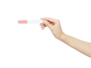 임신테스트기를 들고있는 사람의 손