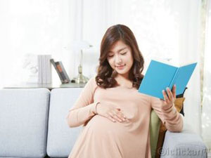 책을보고있는임신여성