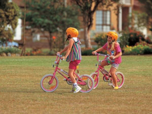 자전거를타고있는어린이