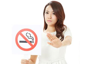 금연 팻말을 들고 있는 여성
