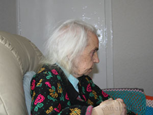 머리가백발인여자노인이소파에앉아있는모습