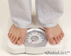 체중감소는알츠하이머신호일수도_몸무게를재는사람과체중계