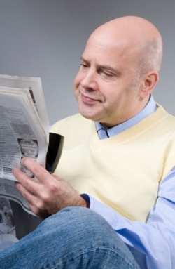 신문을보고있는중년남성