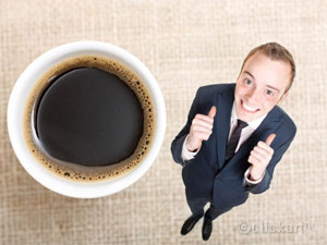 커피와좋아하는표정을짓고있는남성