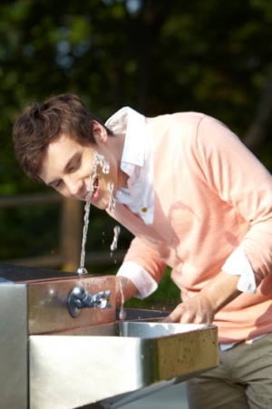 음용수기에서 물을 먹고 있는 남성