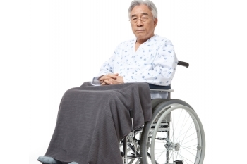 휠체어를 타고 있는 노인