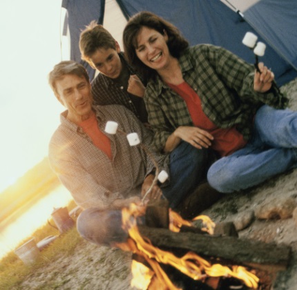 모닥불을 피우고 캠핑을 즐기는 가족