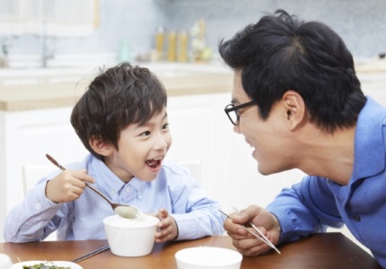 아빠와 식사하는 아이