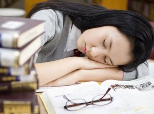공부하다 잠든 여학생