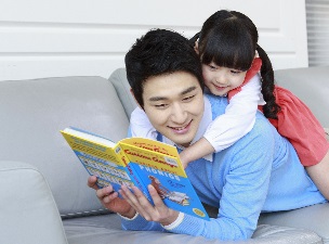 책을 읽어주는 아빠와 아이