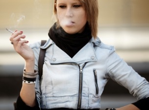 담배 피우고 있는 여자