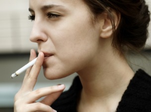 담배를 피우는 여성