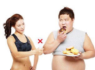 도너츠를 먹는 뚱뚱한 남자와 X표를 들고 있는 여자