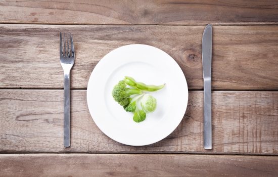 다이어트 식단 - 접시 위 소량의 채소