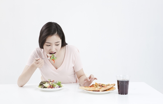 다이어트 의지 꺾는 몸의 저항, 식이요법으로 관리해야