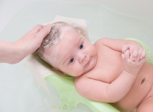 아기 목욕시간·온도는? 신생아 목욕시키는 방법
