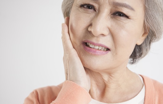 치통을 호소나는 노년 여성