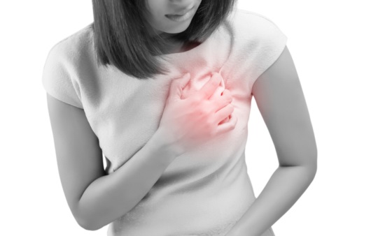 심장 통증을 호소하는 여성