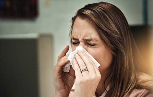 환절기 알레르기 비염과 코감기, 어떻게 구분할까?