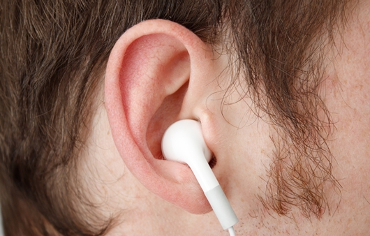 이어폰 끼다가 청력 나빠진다? ‘소음성 난청’이란?