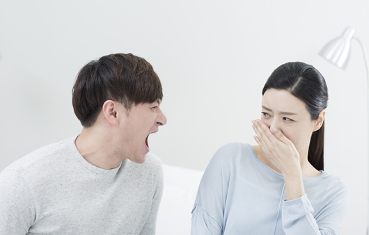입 냄새 유발하는 역류성 식도염과 구내염, 어떻게 치료할까?