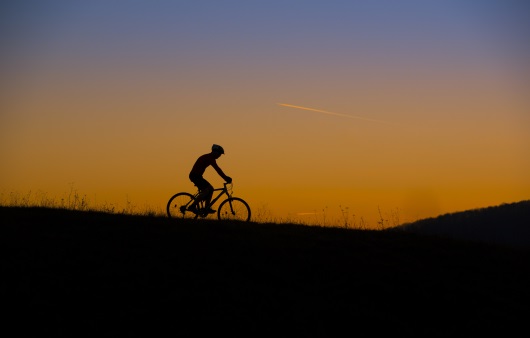 밤에 자전거를 타는 사람 