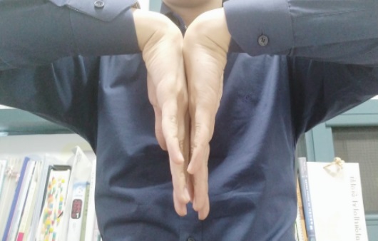 손목터널증후군 테스트 하는 모습