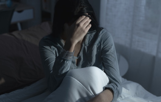 불면증에 시달리는 여성