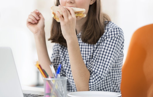 간식을 먹고 있는 여성